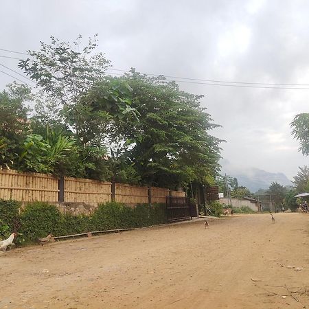 Meexok Guesthouse Nong Khiaw Bagian luar foto